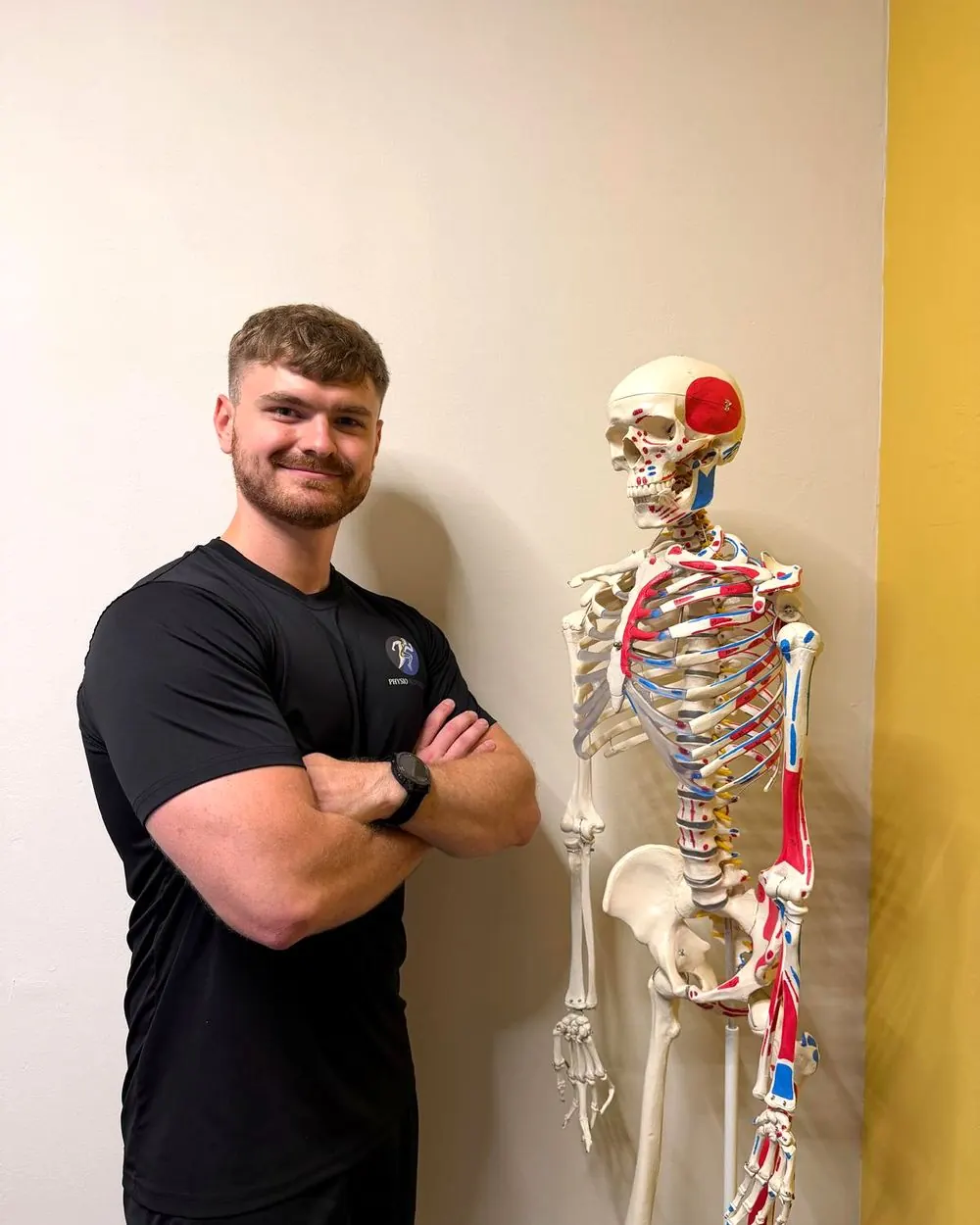 Max Wanatsch neben einem anatomischen Skelettmodell